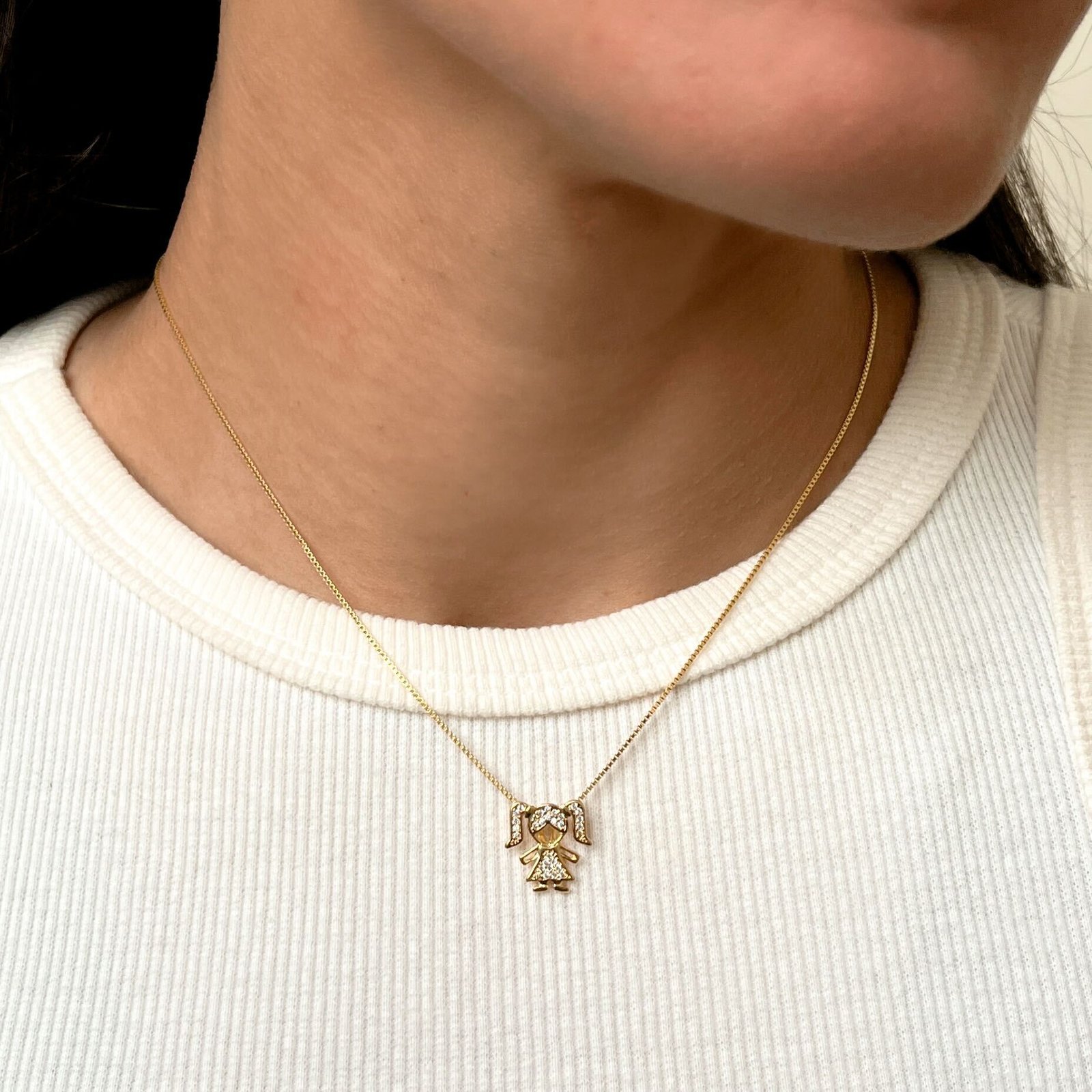 Colar Menina Banhado a Ouro – Amor e Delicadeza no Seu Colo