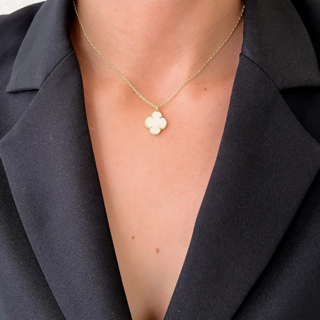 Colar Trevo com pingente de trevo banhado a ouro 18K no pescoço feminino