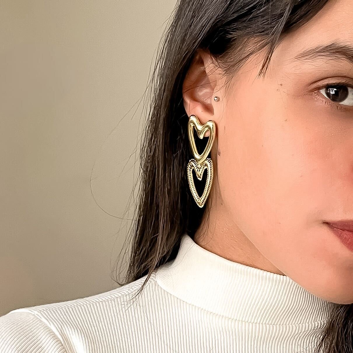 Brinco Dois Corações - Banhado a ouro 18k - Imagem 3