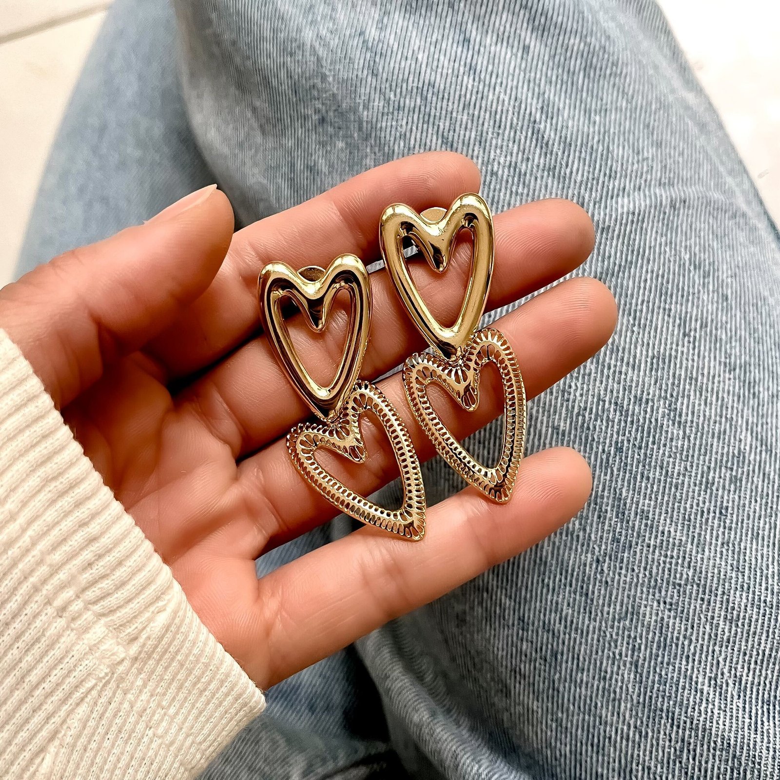 Brinco Dois Corações - Banhado a ouro 18k - Imagem 2