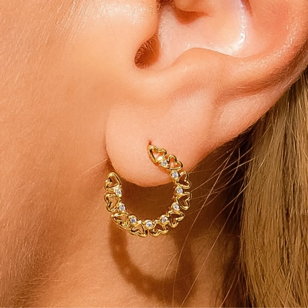 Brinco dourado em formato circular com mini corações e zircônias