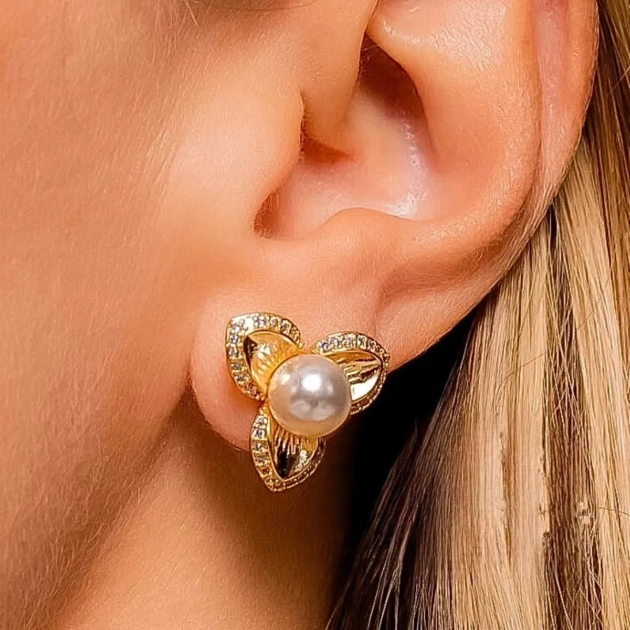 Brinco floral dourado com pérola no centro e pétalas cravejadas