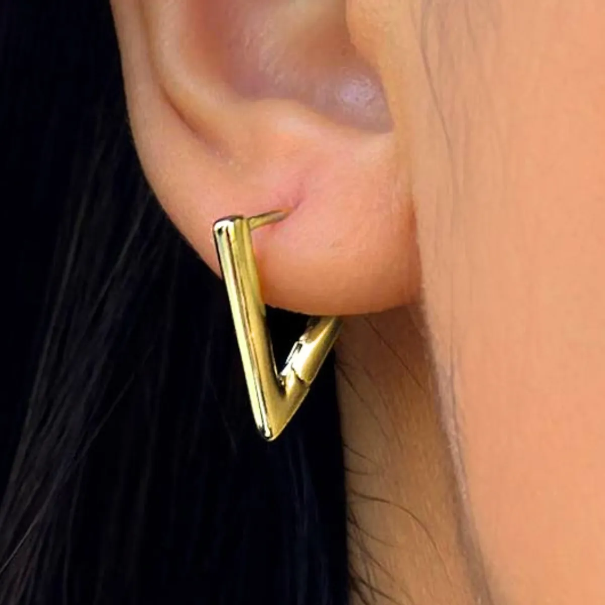 Modelo usando o brinco Vértice em formato de V