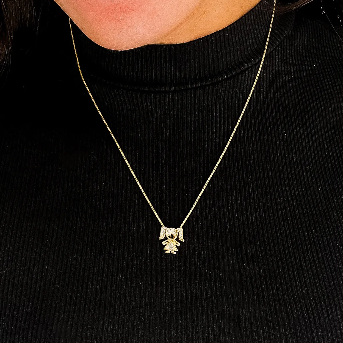 modelo usando Colar com pingente de menina banhado a ouro