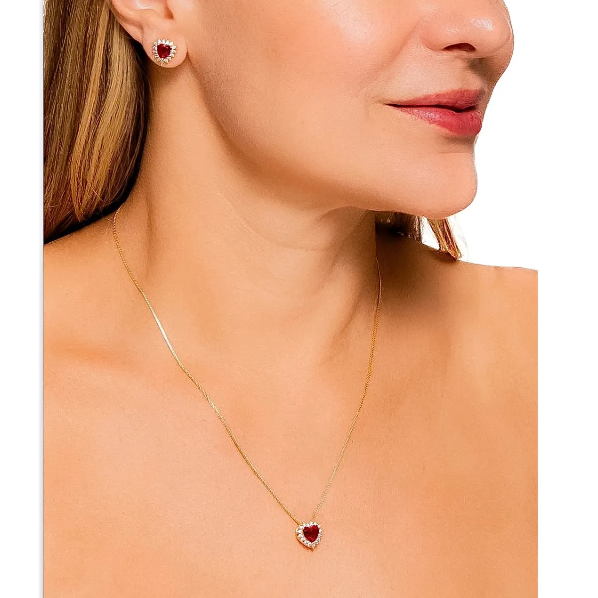 Modelo usando colar e brinco em formato de coração vermelho