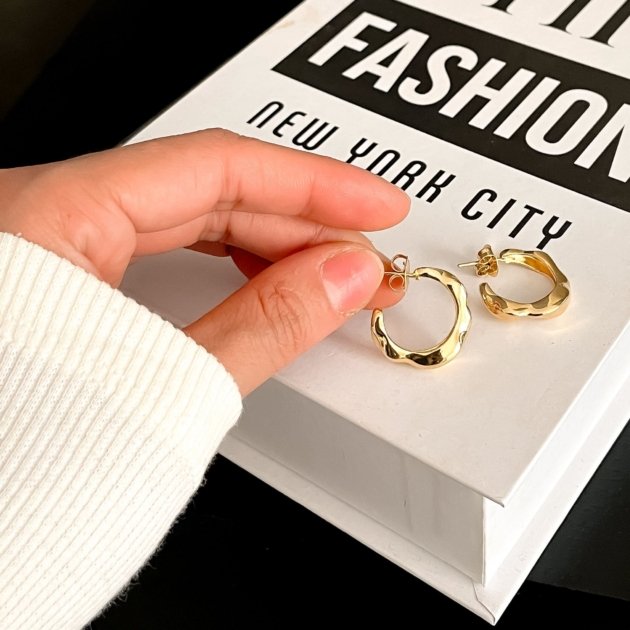 Brinco Argola Ondulada – Banhado a ouro 18k