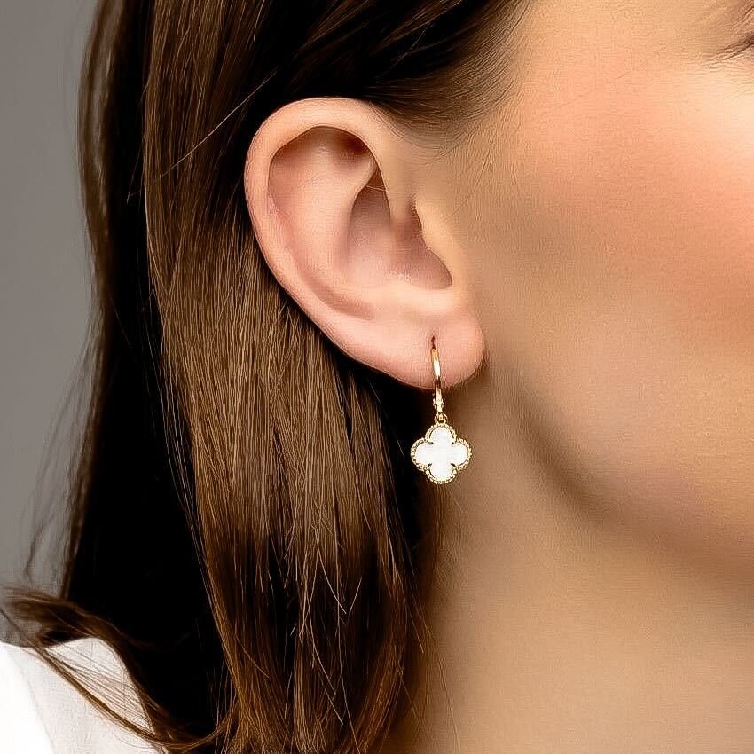 Brinco Trevo Branco Banhado a Ouro 18k