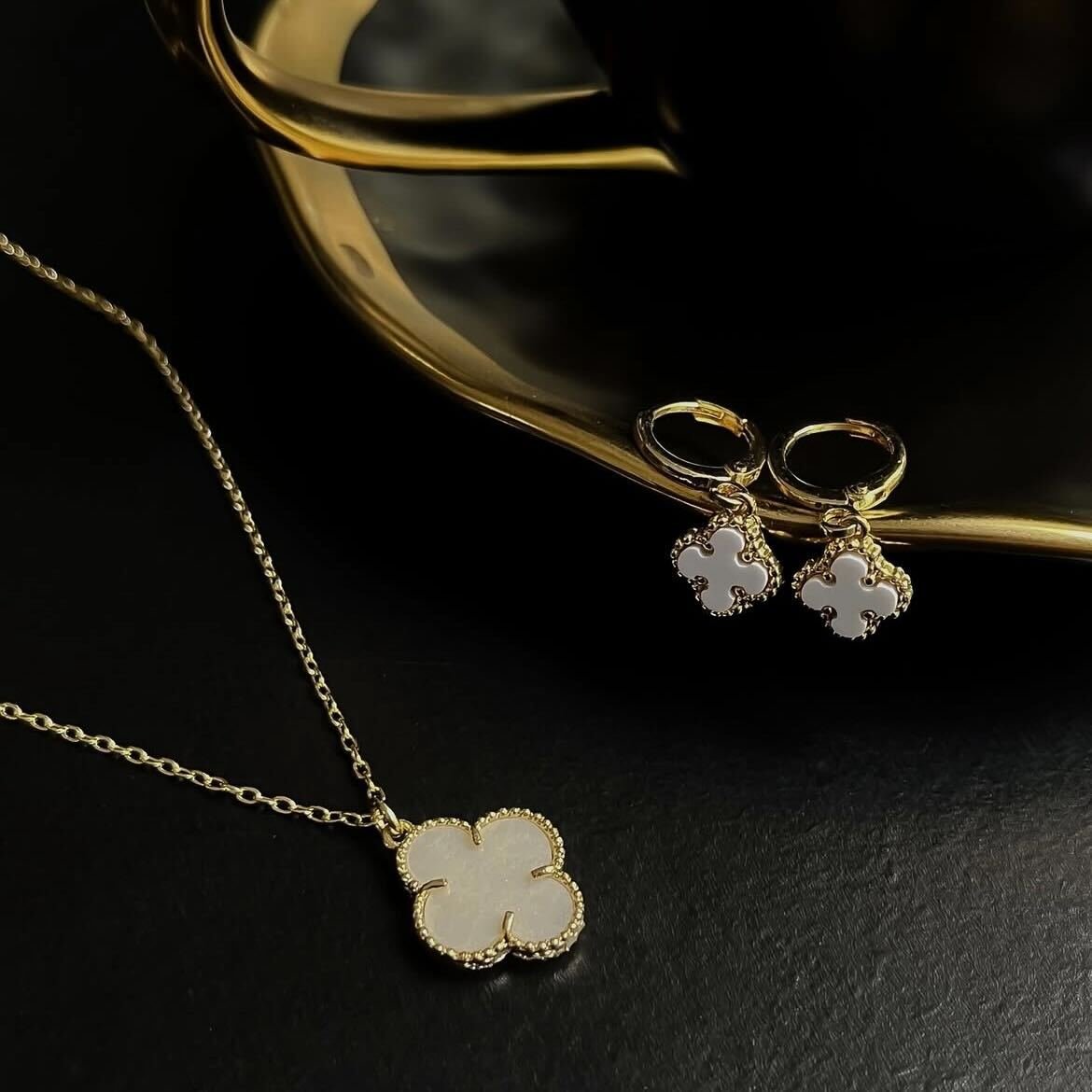 Brinco Trevo Branco Banhado a Ouro 18k - Imagem 3