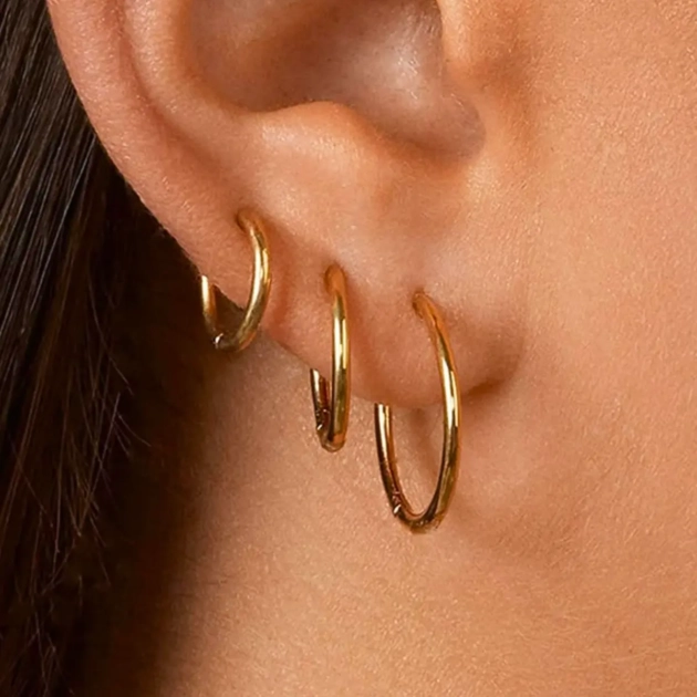 Essential Trio – Brincos de argola folheados a ouro 18K aplicados em orelha feminina com múltiplos furos.