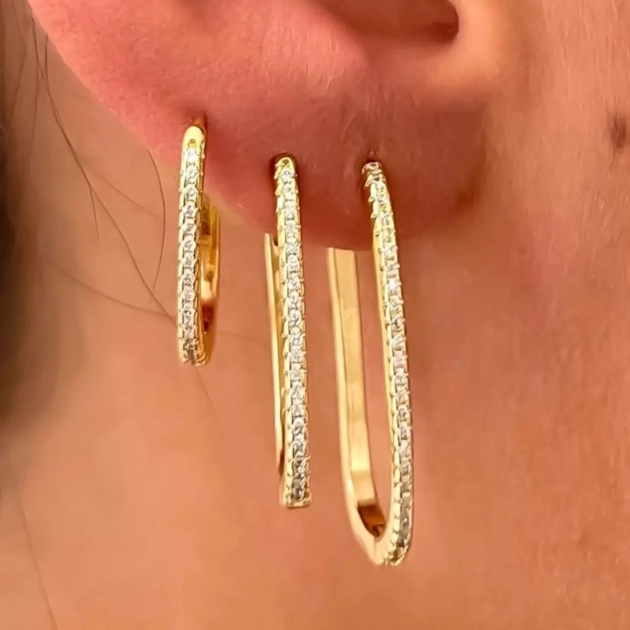 Trio Trinity – Brincos com zircônias folheados a ouro 18K aplicados na orelha feminina