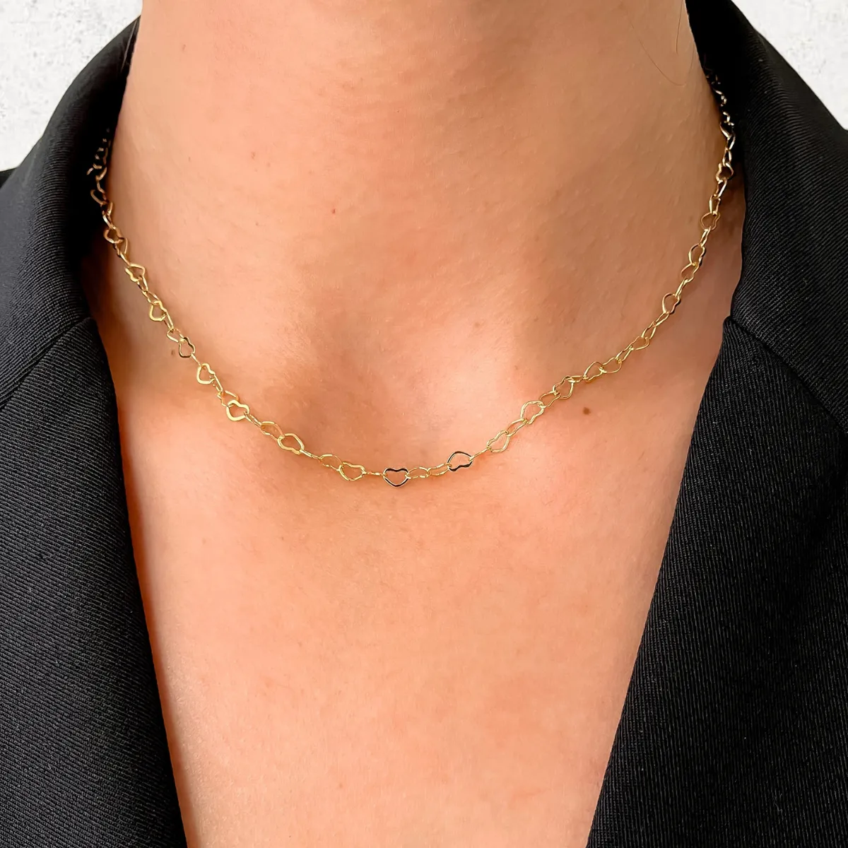 Colar Coração com mini corações dourados no pescoço