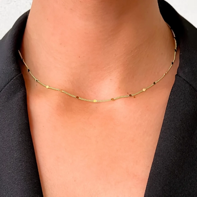 Colar Dots banhado a ouro com detalhes circulares no pescoço