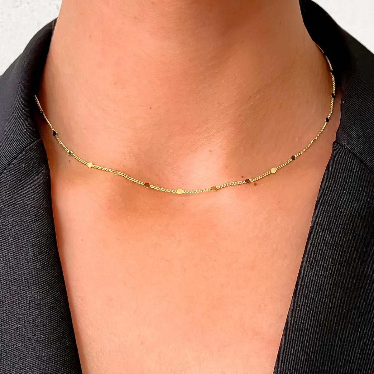 Colar Dots banhado a ouro com detalhes circulares no pescoço