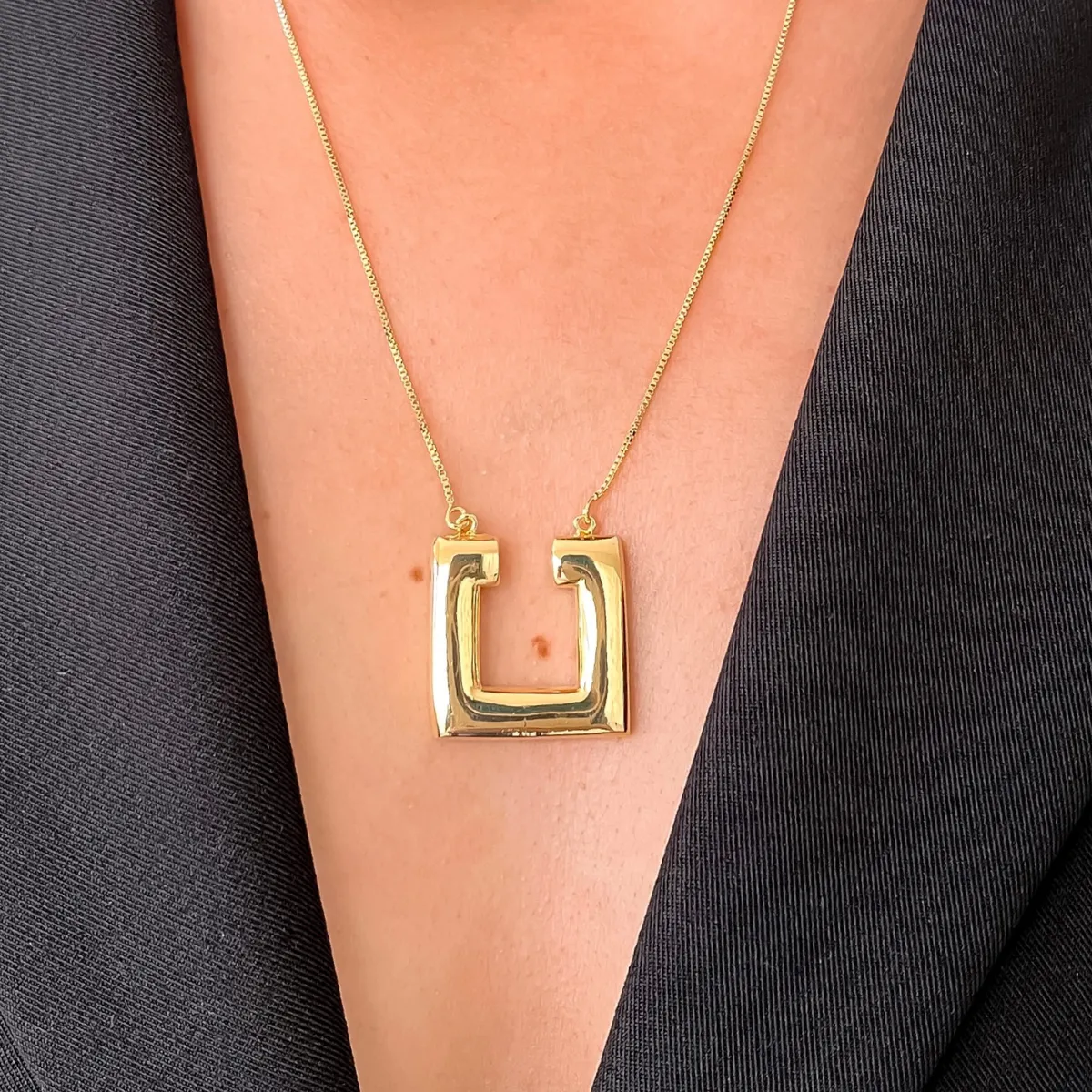 Colar Frame com pingente geométrico banhado a ouro 18K