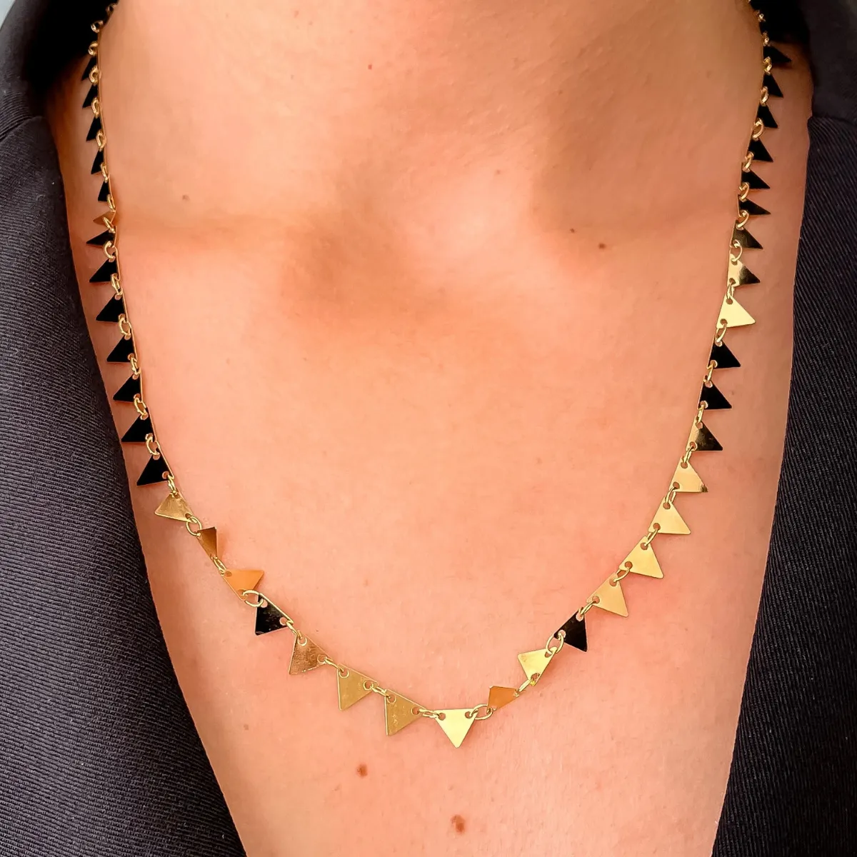 Colar Geométrico com pingentes triangulares dourados banhado a ouro 18K