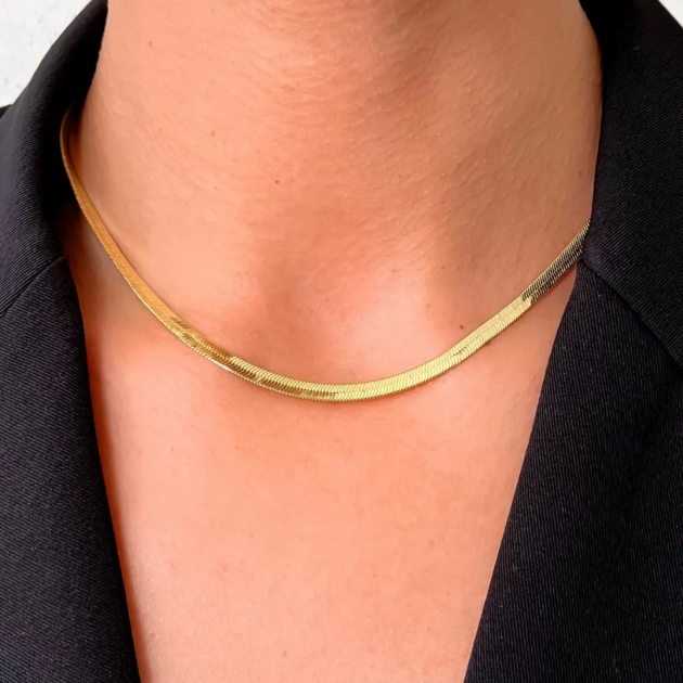 Modelo usando o Colar Grace com corrente fina dourada