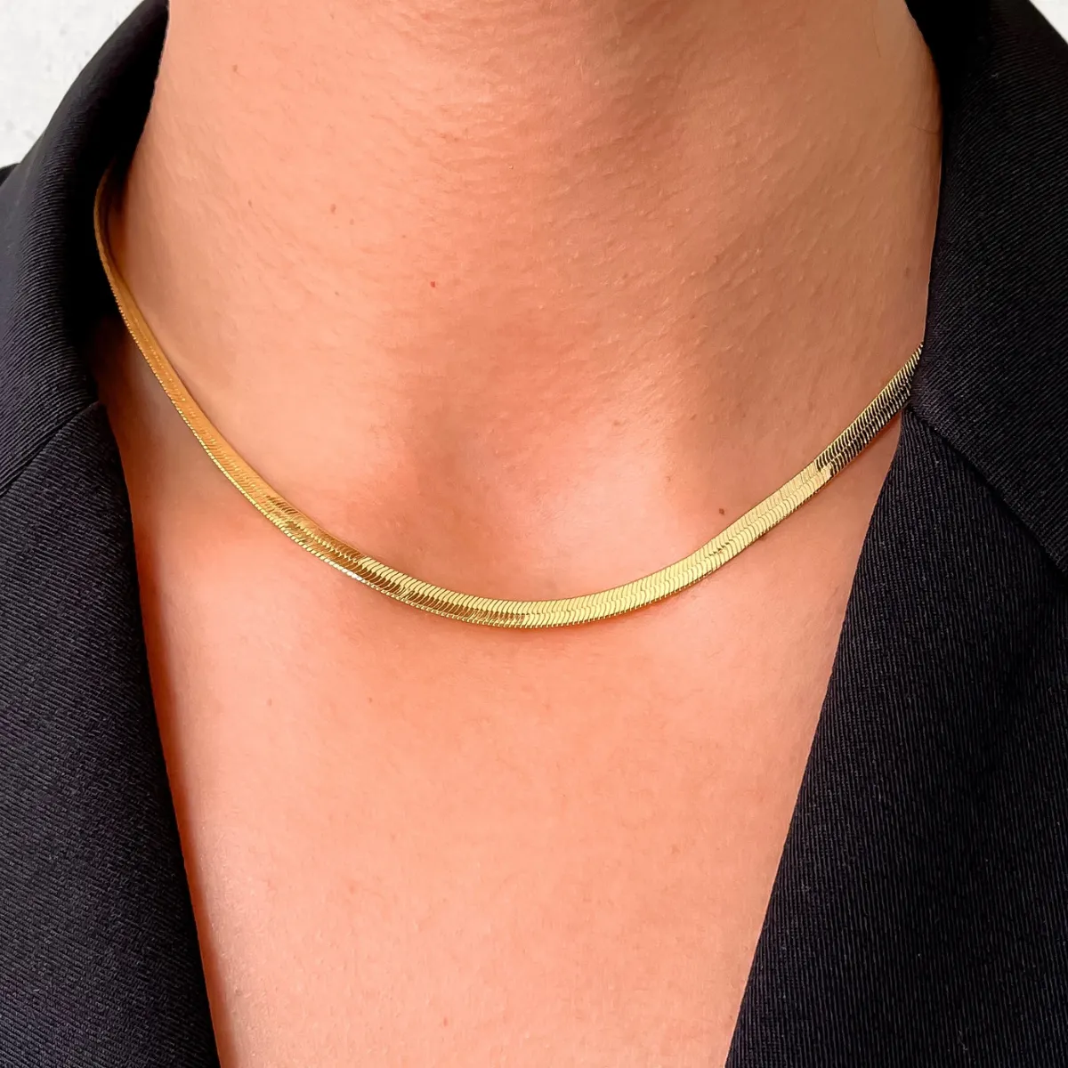 Modelo usando o Colar Grace com corrente fina dourada