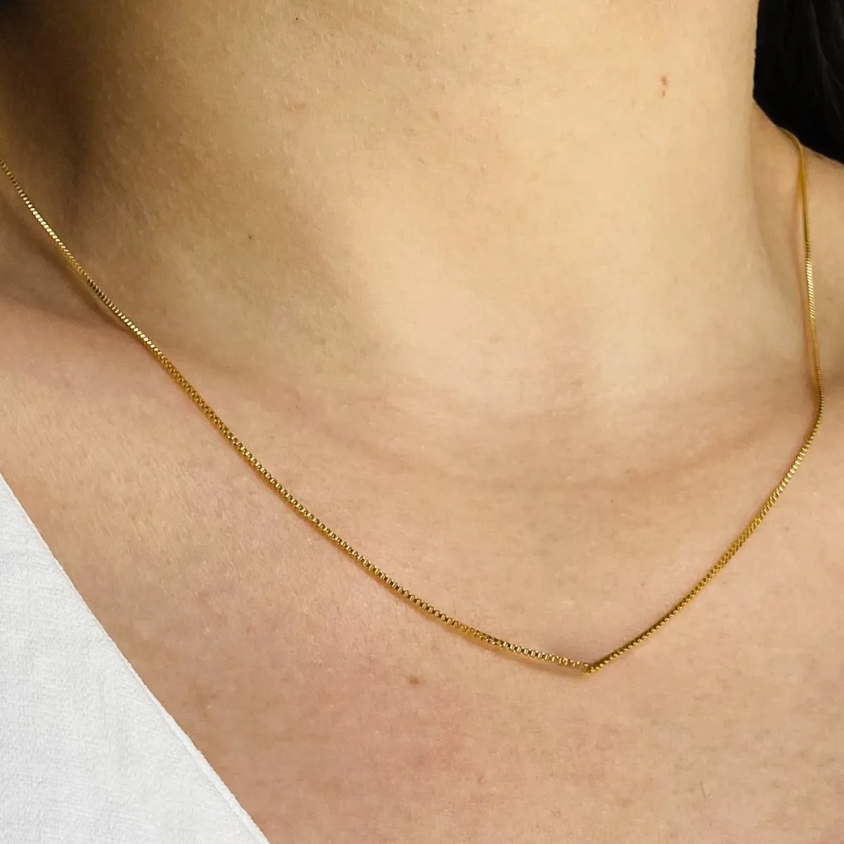 Colar Line com corrente fina banhada a ouro 18K no pescoço feminino