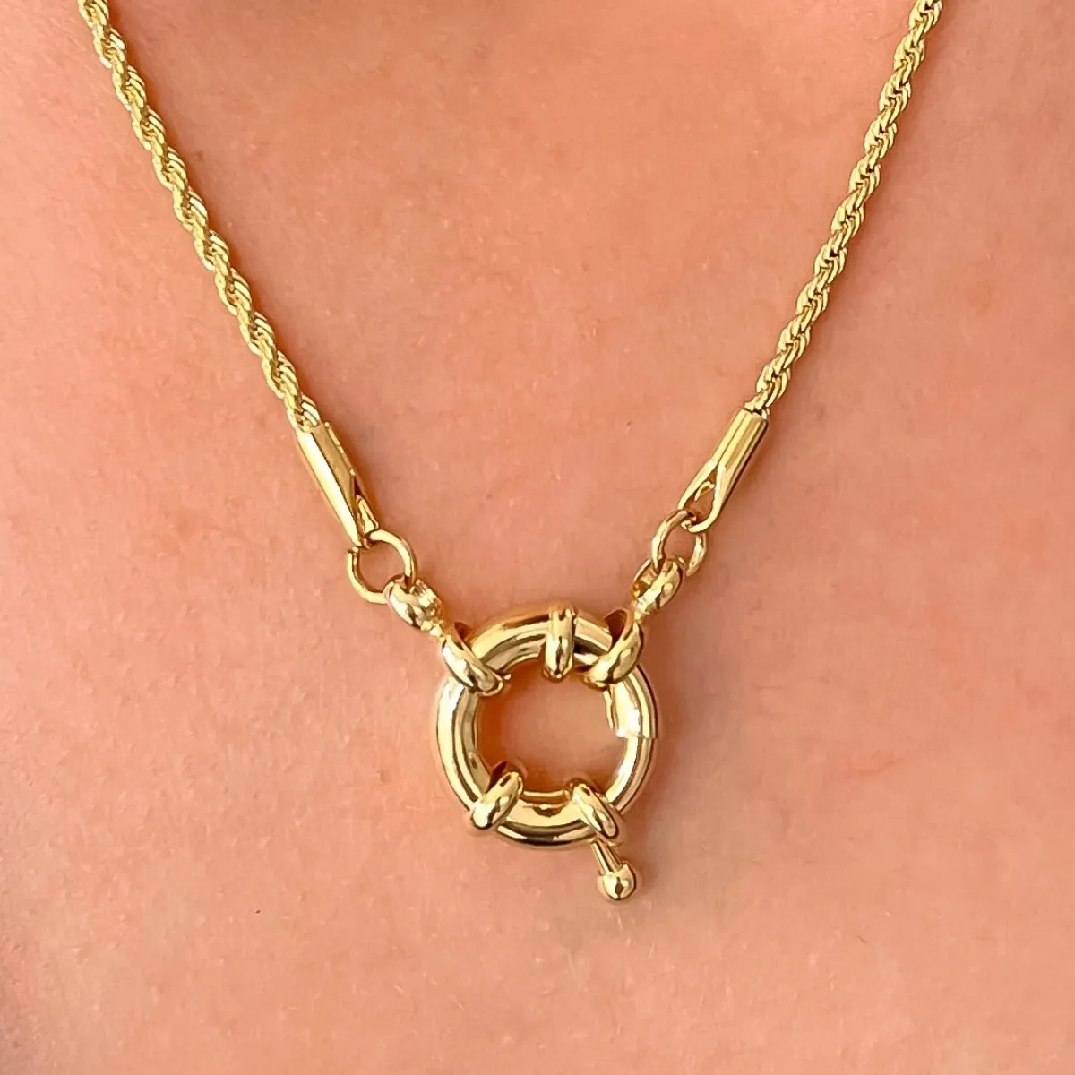 Colar Luna 01 com pingente circular curto banhado a ouro 18K