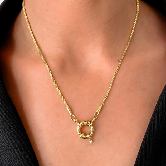 Colar Luna 02 com pingente circular e corrente trançada banhado a ouro 18K