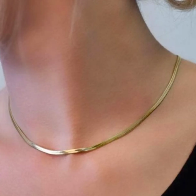 Colar Luxe 01 com acabamento polido e corrente lisa dourada