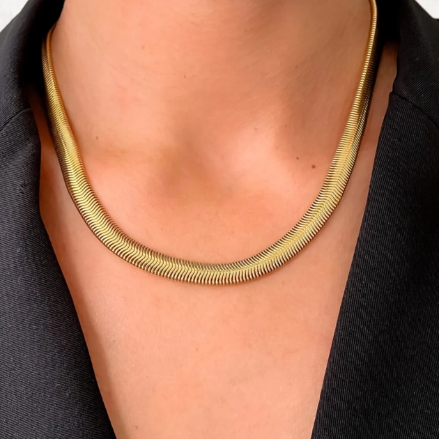 Colar Luxe 03 com acabamento espesso banhado a ouro 18K no pescoço feminino