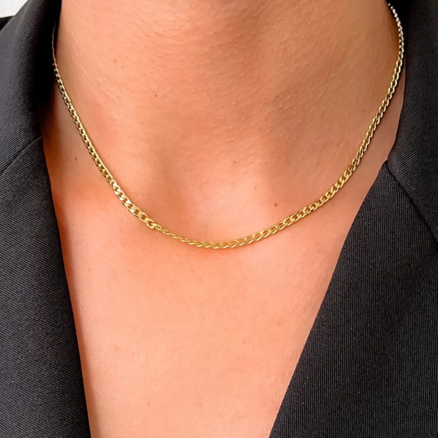 Colar Puro Gold 01 com elos finos banhado a ouro 18K no pescoço feminino