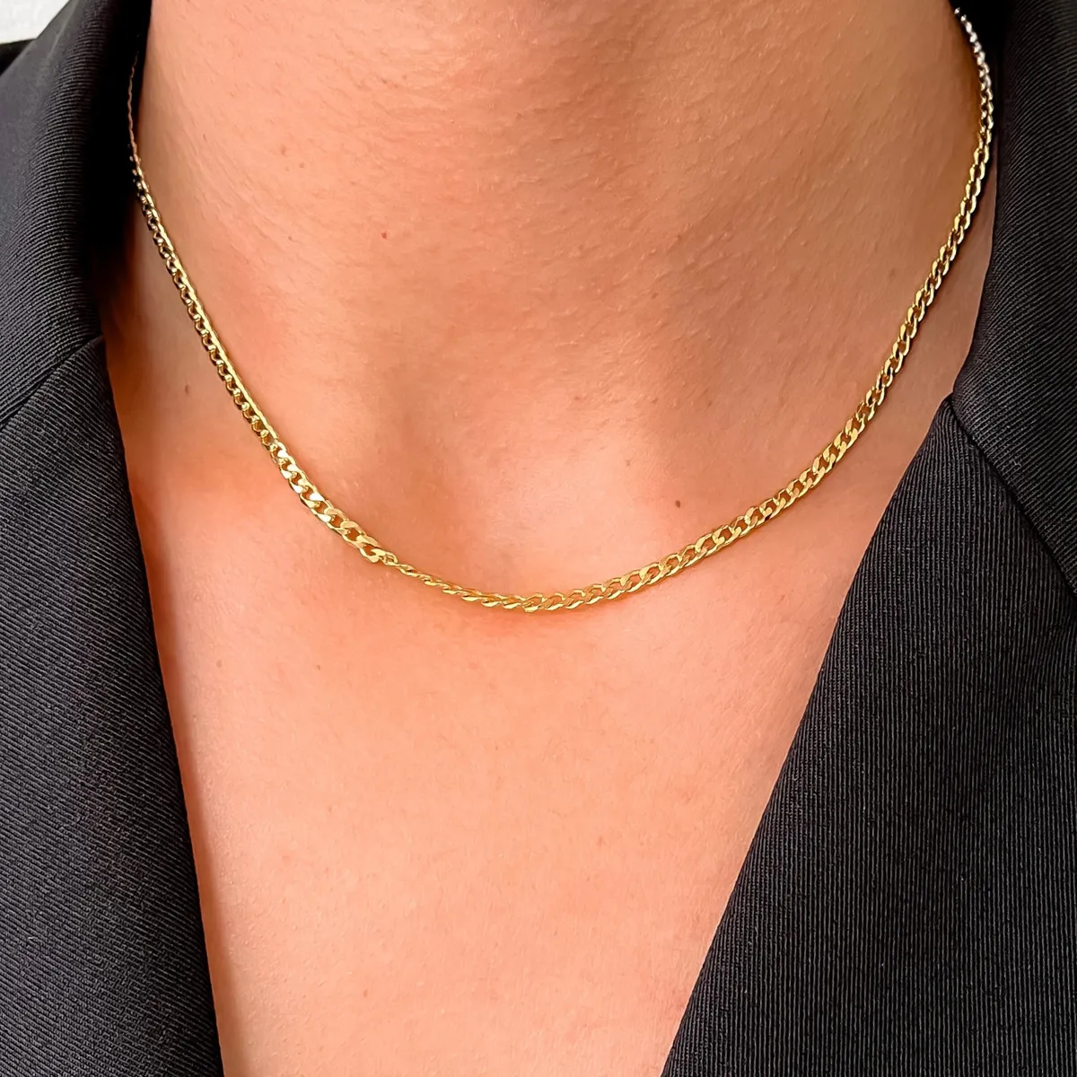 Colar Puro Gold 01 com elos finos banhado a ouro 18K no pescoço feminino